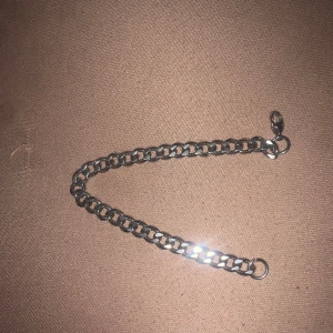 Silverfärgat armband - Snyggt silverfärgat armband med klassisk kedjedesign. Perfekt för att ge en stilren touch till din outfit. Lätt att matcha med andra smycken. Såklart går priset att diskuteras😆