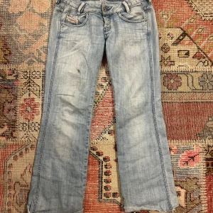 Ljusblå jeans från Diesel - Snygga ljusblå jeans från Diesel. Super snygga och bra skick, köpta på plick men aldrig använda av mig då de var lite stora❤️Midjemåttet rakt över är 38cm och innerbenslängden är 77cm❤️