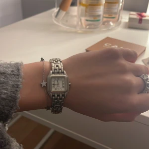 Silver klocka - Jättefin klocka med romerska siffror, det går och ta isär klockan för att den ska passa just dig beroende på hur stor handled du har. Det finns små repor i den men man märker inte dem. Det finns inget batteri i den. Väldigt fin klocka men jag passar inte i den de är därför jag säljer den.❤️✨