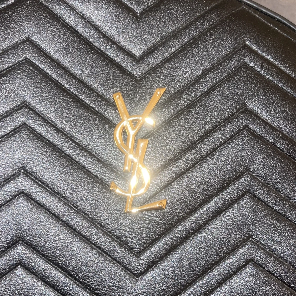 Svart ryggsäck med guldlogga - 4