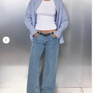 Blå lågmidjade jeans från NA-KD - Snygga blå lågmidjade jeans från NA-KD med en avslappnad passform och utsvängd moddel. Använda runt 2 gånger därav priset 