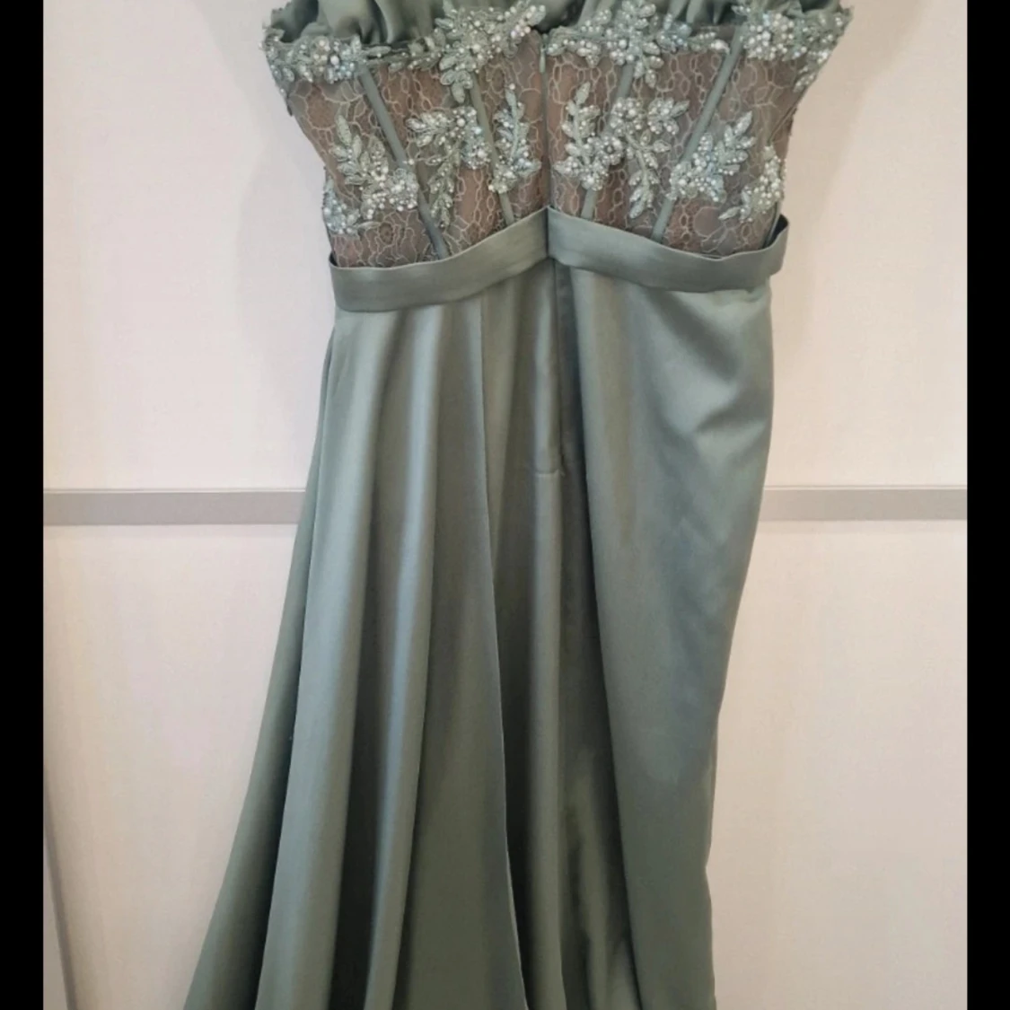 Olivgrön långklänning med spetsdetaljer - 3