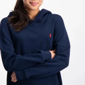 Mörkblå hoodie från Ralph Lauren - säljer en jättefin mörkblå hoodie från ralph lauren i barnstorlek L (12-14 år)💕 bilderna är tagna från kidsbrandstore då jag inte har möjlighet att ta bild på den nu💓 den är i bra skick och om ni har frågor eller vill ha bilder på den så är det bara att skriva till mig!❤️
