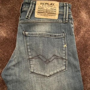 Blåa Replay Anbass  - Säljer nu ett par riktigt snygga Replay jeans som är använda 3 gånger. Storleken är W28 L30. Kom privat vid minsta lilla fundering. 