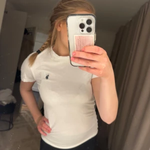 Ralphlauren tröja - Ralphlauren t-shirt i storlek S! Jättefin men har en fläck som visas på andra bilden som ej går bort! Därav biliga priset!🥰