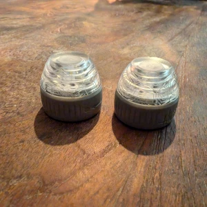 Hurtta Polar LED, 2st  - Två stycken LEDlampor från Hurtta som syns väldigt väl! Sitter ordentligt fast i Hurtta selen med det speciella fästet. Nya batterier behövs. Fungerar felfritt förutom att gummiringen på den ena hade behövt bytas ut.   "Det högklassiga, väl synliga och lätta Hurtta Polar LED-ljuset använder den senaste LED-tekniken. Unik fästmekanism för enkel och hållbar fästning.  Passar Hurtta-serierna Worker och Ranger. Syns på upp till tre kilometers avstånd. Vattentät till 100 meters djup....."