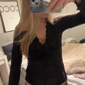 Svart spets topp - En jätte fin spets topp med fint mönster, kan användas närsom❤️ köpt av en annan här men inte använd alls!