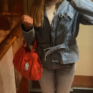 Röd handväska med tryckt foder - INTRESSEKOLL på min Marc Jacobs väska, snygg röd handväska i skinn med dubbla handtag och en praktisk dragkedja upptill. Används väl och har inte slitage. Väldigt unik färg samt silver detaljer! Kom gärna med pris försslag