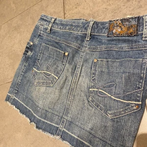 Jeans kjol - Säljer en jätte fin jeans kol köpt på sellpy. Sitter jätte fint perfekt till sommaren. Hör av er vid frågor