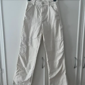 Vida cargo jeans  - Vita cargo jeans från H&M, använda ett fåtal gånger och är i väldigt bra skick 