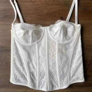 Vit spetskorsett från Shein - Liten i storlek