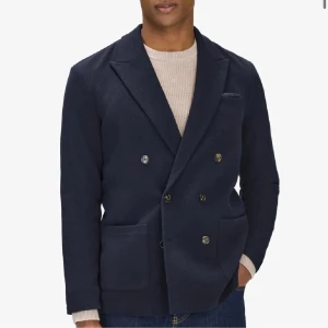 John Henric kavajjacka - Riktigt fet och eftertraktad kavaj från John Henric som sitter väldigt snyggt som man ser på första bilden! | Denna är sällsynt och slutsåld och kostar som ny 1800kr. | Skicket är väldigt bra och den har inga defekter! Mitt pris är 1099 men priset är ej hugget i sten. | Om du har några frågor är det bara att fråga på!