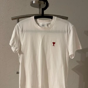 Ami Paris t-shirt - Säljer denna vita Ami Paris t-shirten i nyskick. Använd fåtal gånger men inga tecken på användning eller deffekter förekommer. | Skick:10/10 | Storlek: S | Pris: 999kr | Retail: 1400kr |. Hör av dig vid frågor eller funderingar! Kvitto finns.
