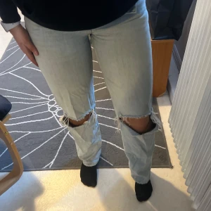Jeans från Ginatricot  - Snygga ljusa jeans från Ginatricot, använda men fortfarande fina! Säljes då de blivit för små.