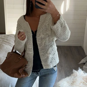 Vit stickad kofta - Säljer denna superfina vita kofta💕