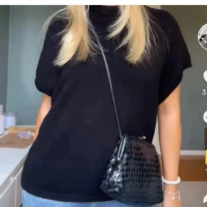 Svart tröja - Snygg svart kort ärmad tröja med hög krage från kappahl, bilden är lånad så skriv för egna bilder vid snappat köp säljer jag för 250❤️