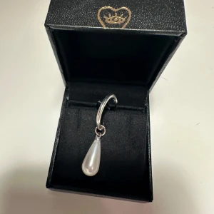 Maria Nilsdotter liknande örhänge - Säljer detta Maria liknande örhänge då det inte kommer till användning❤️ skriv om frågor gällande priset eller annat🙌