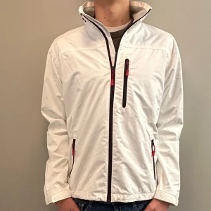HELLY HANSEN JACKA - Riktigt fet vit windbreaker från Helly Hansen i 10/10 skick, knappt använd. Storlek M, nypris 1700.