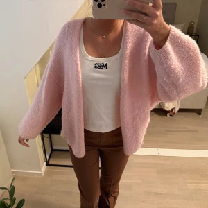 Rosa stickad kofta - Säljer denna super fina rosa stickade koftan. Storlek XL men passar absolut även mindre, jag har vanligtvis M 🩷 Passar till allt ☺️