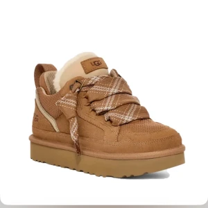 UGG - Säljer ett par snygga bruna sneakers från UGG med tjocka snören och mjukt foder. Skorna har en robust sula och är perfekta för kyligare dagar. De är tillverkade i mocka och har en bekväm passform. Säljer dem för att dem inte passade.😁