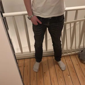 Replay jeans - Ett par svart/grå Replay Anbass jeans med fade i storlek 31. Inga deffekter alls. Inköpspris 1799kr på NK 