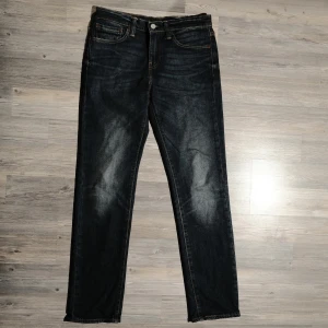 Mörkblå Levis 511 Jeans  - Säljer nu dessa riktigt snygga Levis jeansen. Storlek 29/32, modell 511, slim-fit. Väldigt fint skick och har en riktigt snygg tvätt! Hör av dig om du undrar något eller vill ha fler bilder🙌