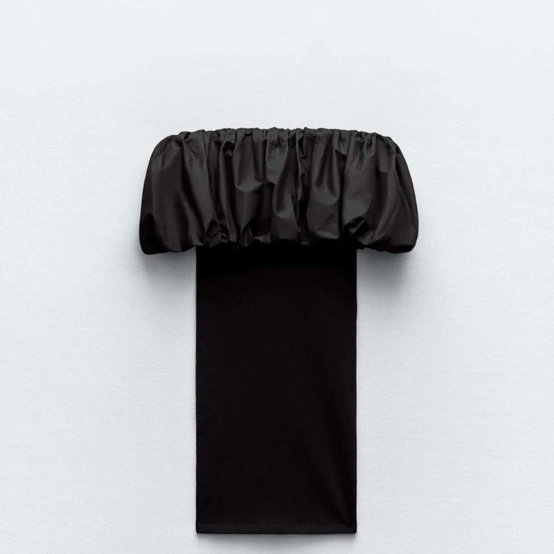 Svart off shoulder klänning