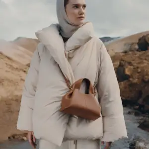 Intressekoll på min polène Numéro Neuf Mini väska i färgen Textured Camel🤎 Fick den i somras i present och använt den ett fåtal gånger, så den är i toppen skick! Nypris ligger på ca 4500 kr🤎Box och dustbag medföljer såklart!