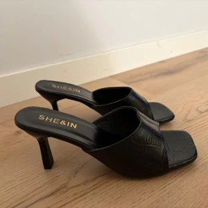 Svarta klackskor  - Använt en gång 