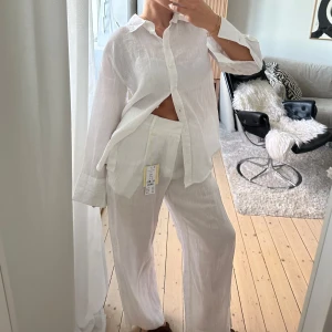 Set i linne  - Linne set från Gina Tricot Premium. Oanvänt och helt nytt, byxorna har prislapp på.  