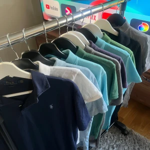 Flera pikétröjor i olika färger - Säljer flera pikétröjor från Polo Ralph Lauren i olika färger som blå, vit, grön och grå. Perfekta för en stilren och avslappnad look. Tröjorna har klassisk krage och korta ärmar.