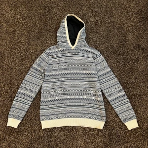 Stickad hoodie med mönster  - Riktigt skön stickad hoodie med mönster, unik och väldigt stilig. Storlek M men enligt mig sitter den mer som storlek S. 