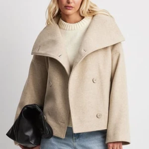 Nakd jacka beige - Säljer min kappa från nakd, köpt för 1000kr säljer för 450! Kappan är i gott skick.