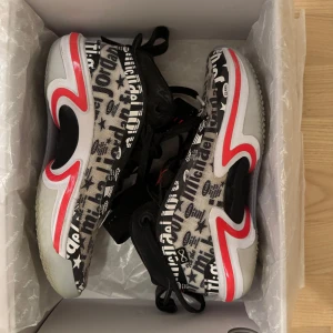 Jordan 36 flight school - Säljer mina basket skor, storlek 41. De är varsamt använda och fungerar fortfarande som nya. Perfekt för både träning och match. Grymt grepp och stöd för snabba rörelser på planen. Snygga och bekväma. Priset kan diskuteras vid snabb affär 💵Hör av dig vid intresse!