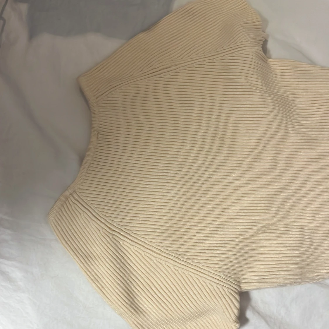 Beige klänning från ”Don't Call Me Jennyfer” - 3