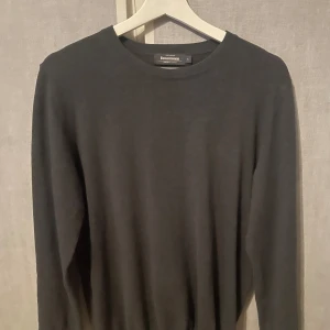 Dressman tröja  - Säljer nu en fet dressman tröja i cotton och den är knappast använd. Storlek är s och ny pris på den är runt 700kr säljer den för 350kr