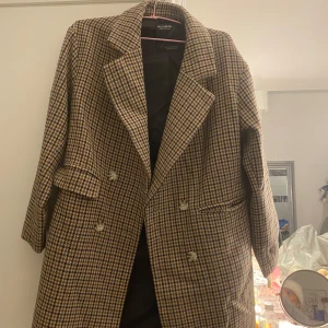 Rutig kappa  - rutig kappa från Pull&Bear. Använd ett antal gånger men är i väldigt bra skick. Lite större i storleken 