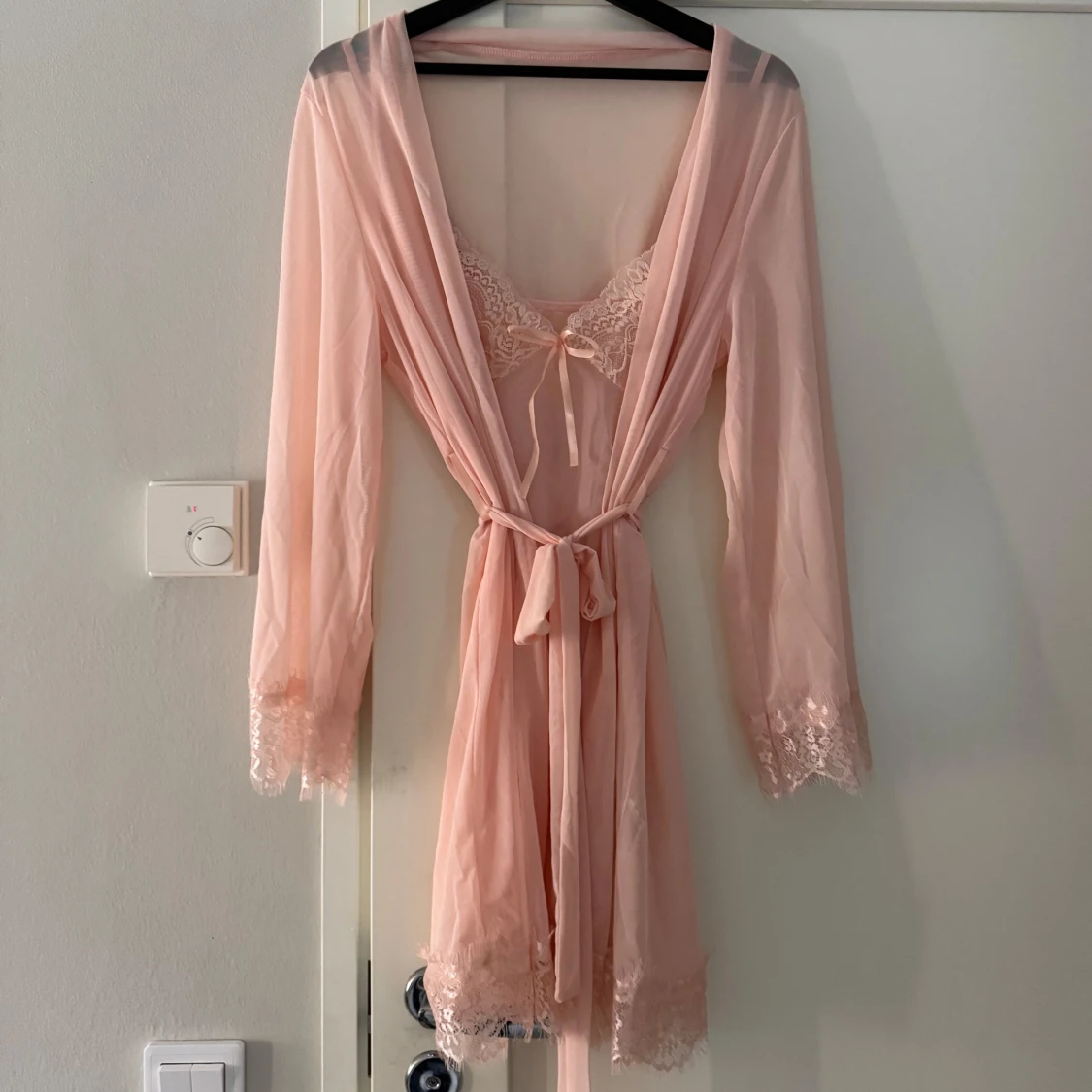 Ljusrosa nattlinne med spetsdetaljer