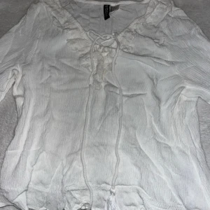 Vit blus - söt blus från hm.