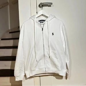 Vit hoodie från Ralph Lauren - Vit ralphlauren som använts 1 gång och är helt ny!