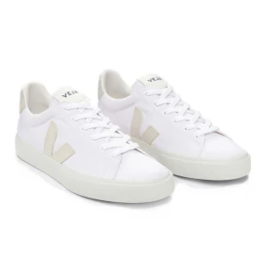 Vita sneakers från Veja - Säljer ett par stilrena vita sneakers från Veja med beige detaljer. Skorna är helt nya ALDRIG ANVÄNDA! Säljer eftersom jag inte lyckades byta storlek i tid. Perfekt inför våren / sommaren.