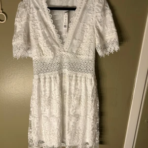 Vit spetsklänning - Vit klänning. Aldrig använd. Perfekt till student.