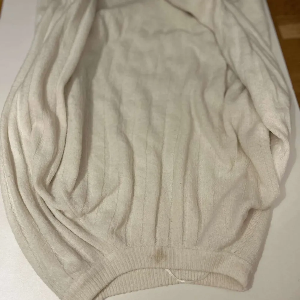Säljer en mysig beige stickad tröja från 157. Tröjan har en ribbad struktur och är perfekt för kyligare dagar. Den är i storlek S och har en klassisk design som passar till det mesta. Perfekt för dig som gillar en stilren look. obs den har en fläck vid kragen jag har ej försökt tvätta bort det💕. Neuletakit & Villapaidat.