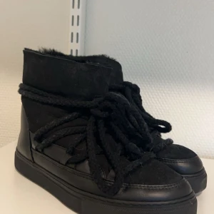 Inuikii skor - Säljer mina Inuikii skor som är använda en gång, köpa för ca 3000kr🩷