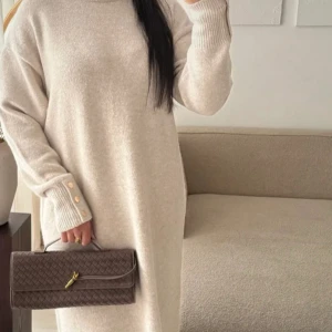 Beige sweater dress with golden buttons - ❌Ny! Fast pris! Inköpt nyligen för 699kr -väldigt varm, lång maxi klänning  •Size M/L •Length 130 cm •Composition 63% acrylic 32% polyester 5% spandex