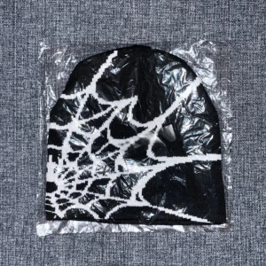 Mössa Y2k - Trendig svart mössa med ett vitt spindelnätsmönster. Har flera färger, skriv för bild på dessa ☺️ 1 mössa för 79 eller 2 för 130 kr