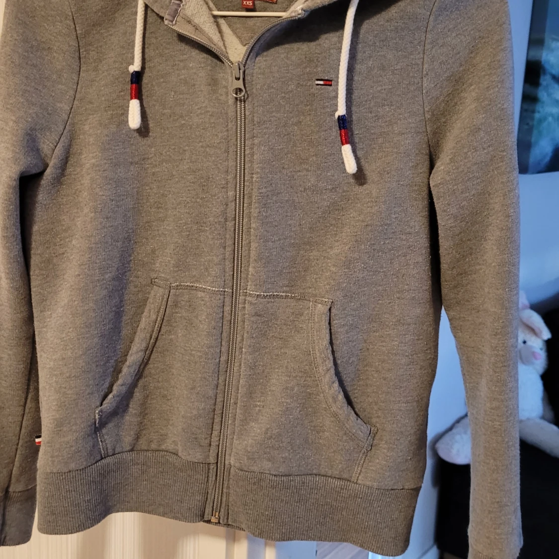 Grå hoodie från Tommy Hilfiger