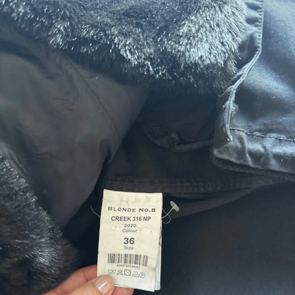 Svart parkajacka från Blonde No.8 - 91