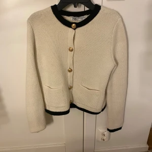 Kofta  - Jätte fin kofta från zara! Säljer pågrund av att jag inte använder den❤️❤️❤️ Är i medium men passar xs/s!