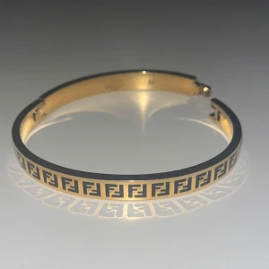 Fendi armband - Fendi armband i stl M.   Nypris är 4000kr Kontakta vid frågor